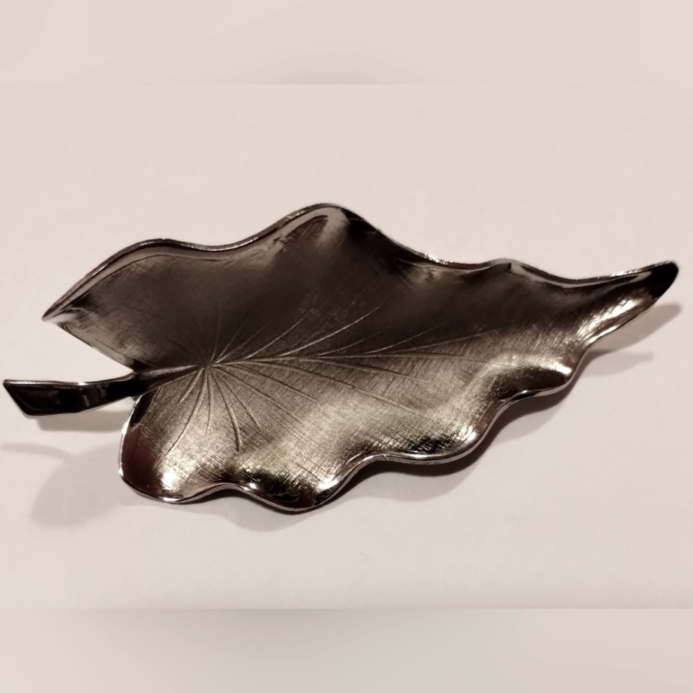 Giovanni Leaf Brooch silver color